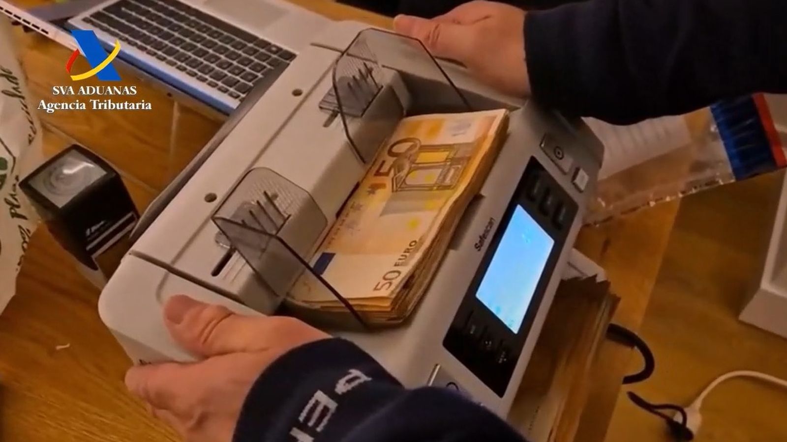Personal de la Agencia Tributaria cuenta billetes de 50 euros en el marco de la operación.