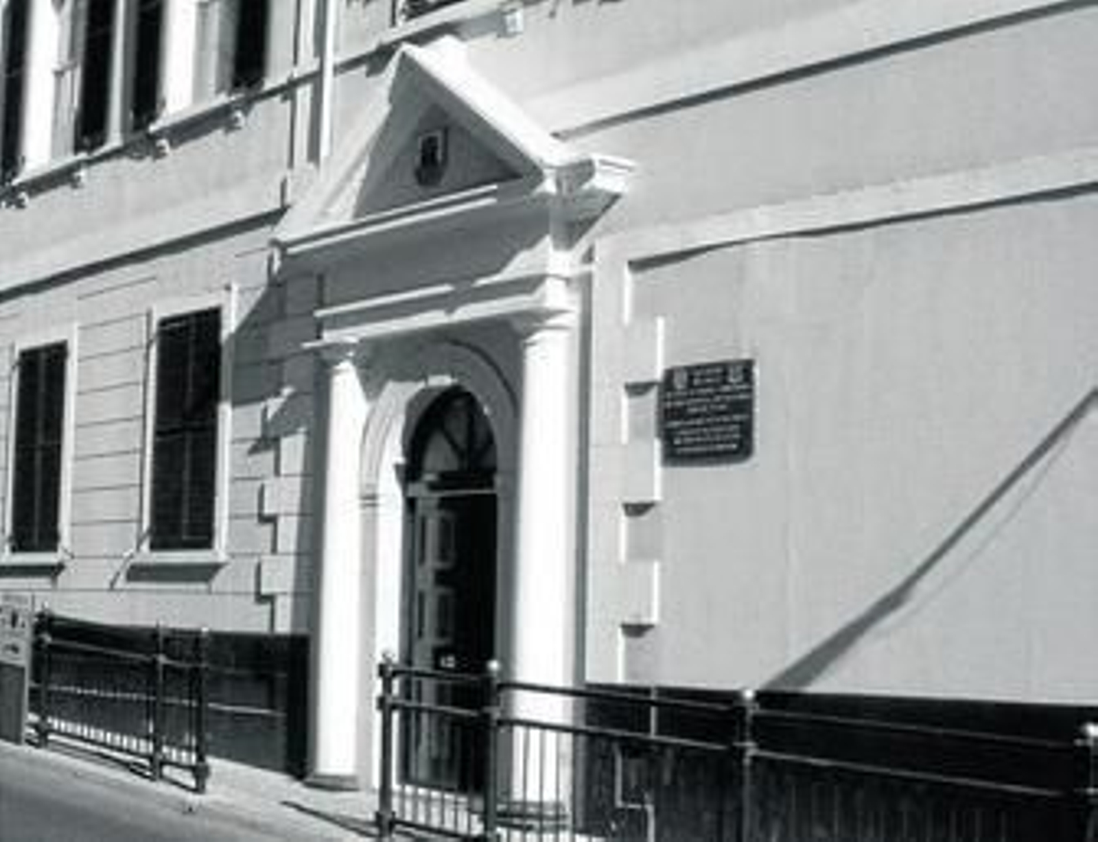 Imagen del número 6 de Convent Place, sede del Gobierno del Peñón.