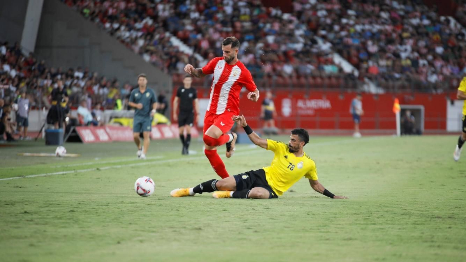 Leo Baptistao evita la entrada de un rival en el encuentro contra el Al-Nassr de la pasada campaña.