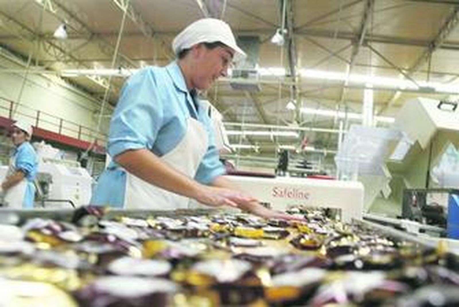 Una operaria de una fábrica de mantecados.