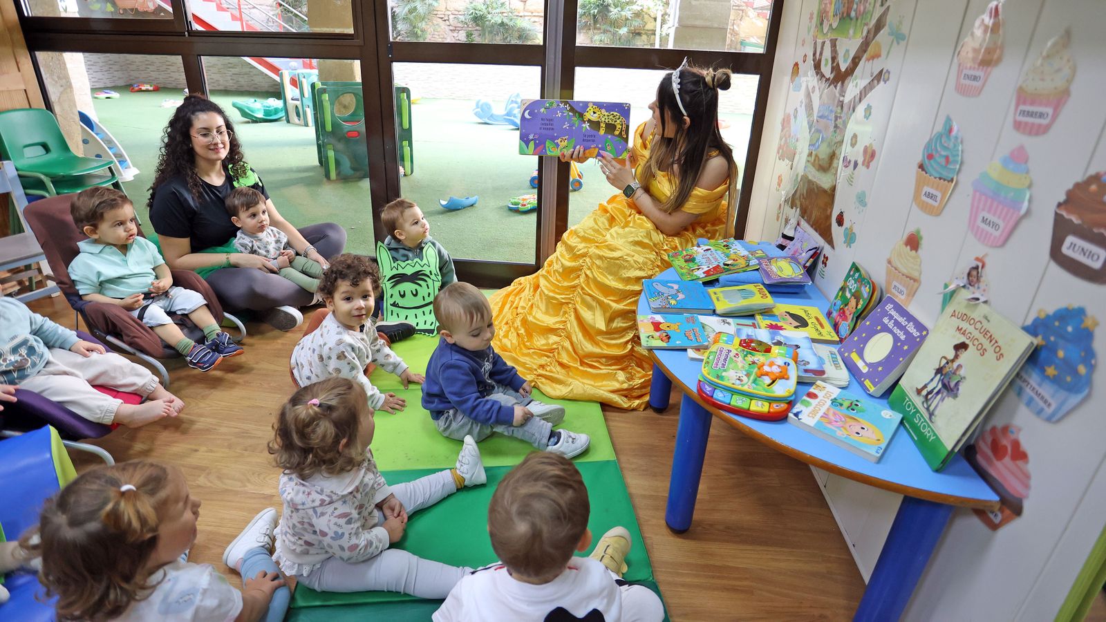 La guardería Centro se disfraza por el día del libro