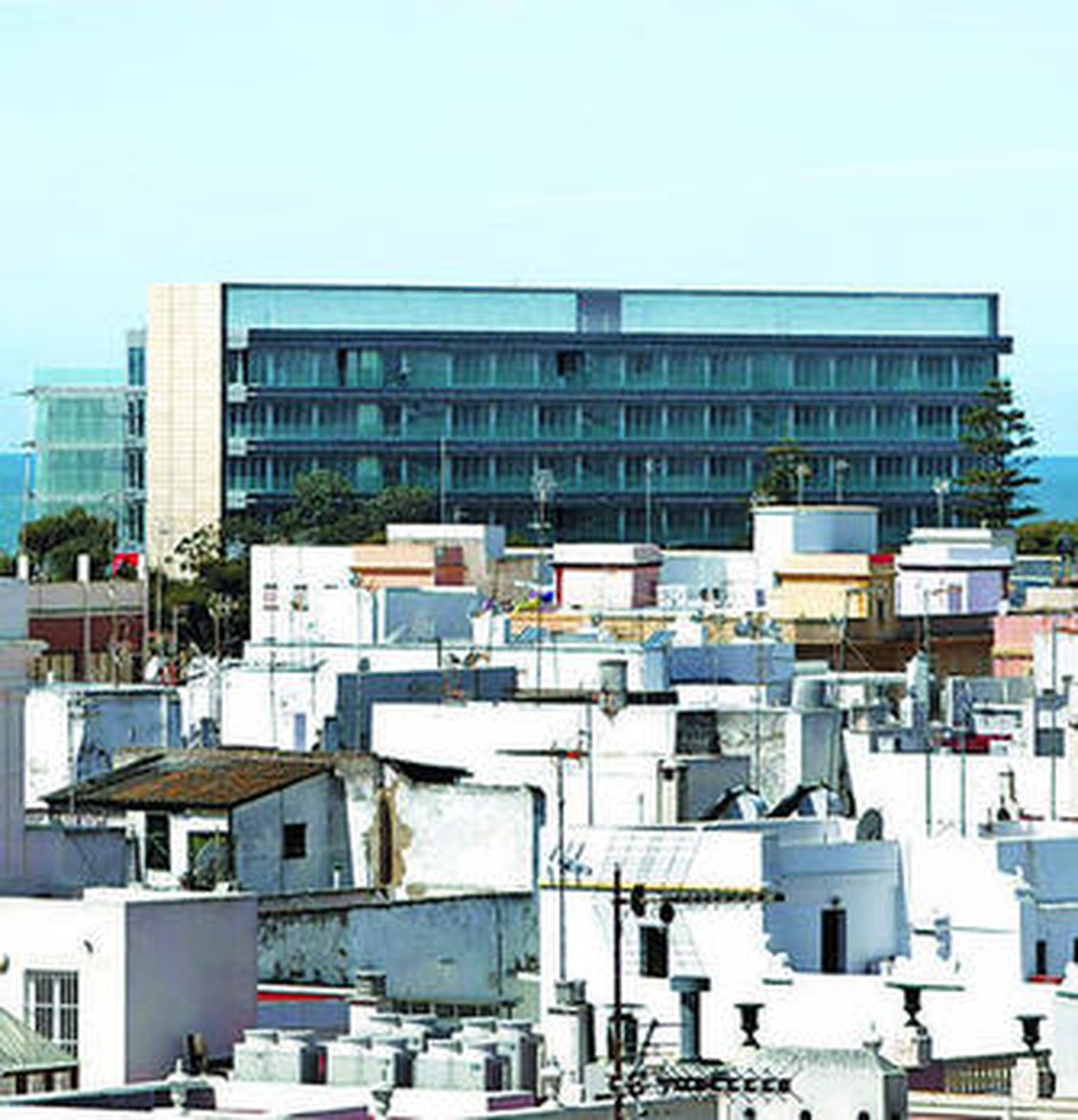 El nuevo Parador Atlántico, tras las azoteas de fincas gaditanas.