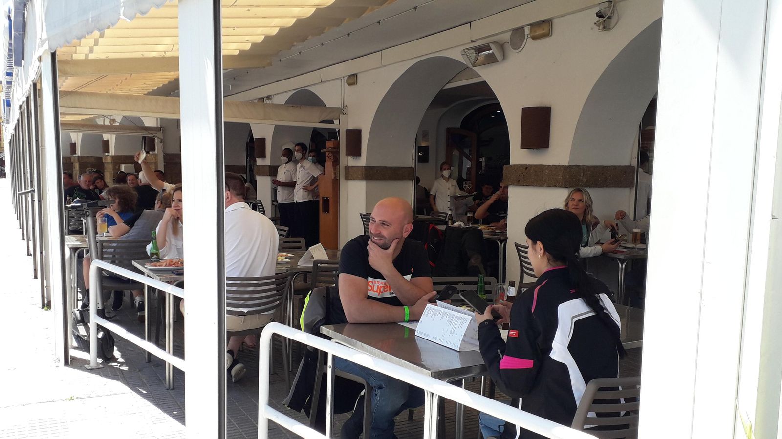 La terraza de Romerijo, llena ya de aficionados al motociclismo.
