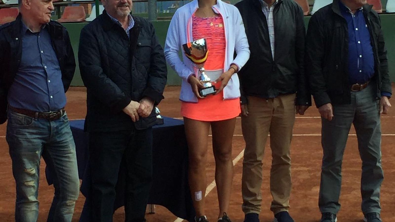 Eva Guerrero con el trofeo de Vinaroz