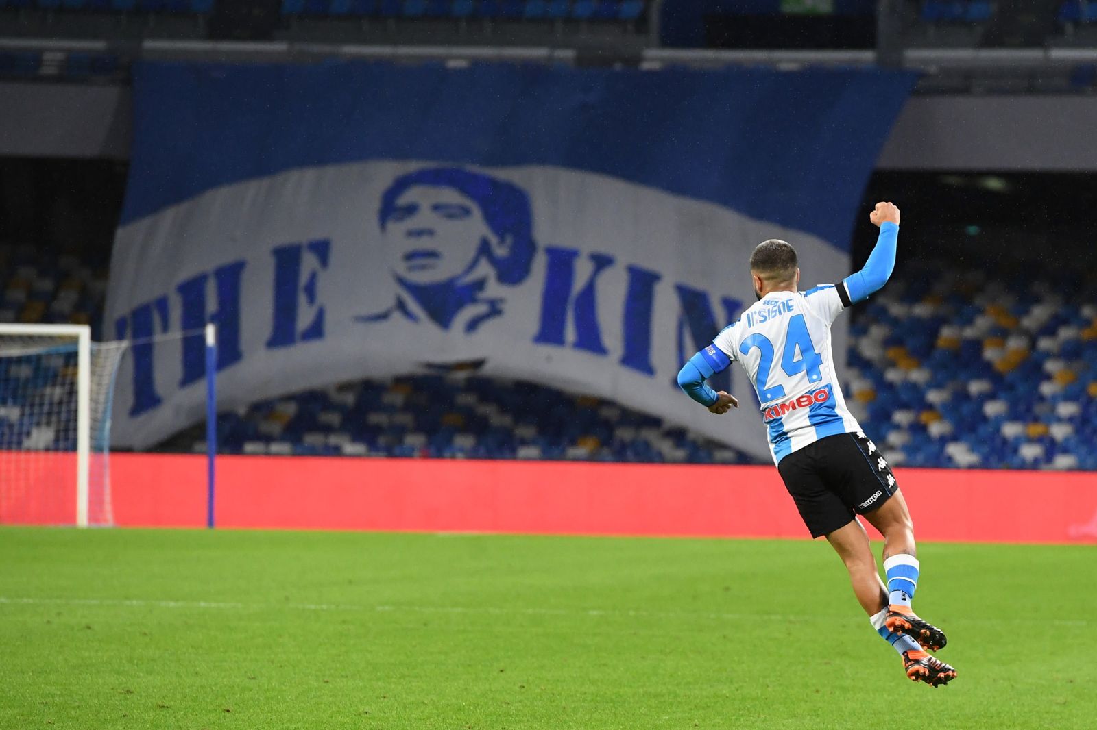 Insigne celebra el 1-0 ante la Roma con la novedosa camiseta a rayas.