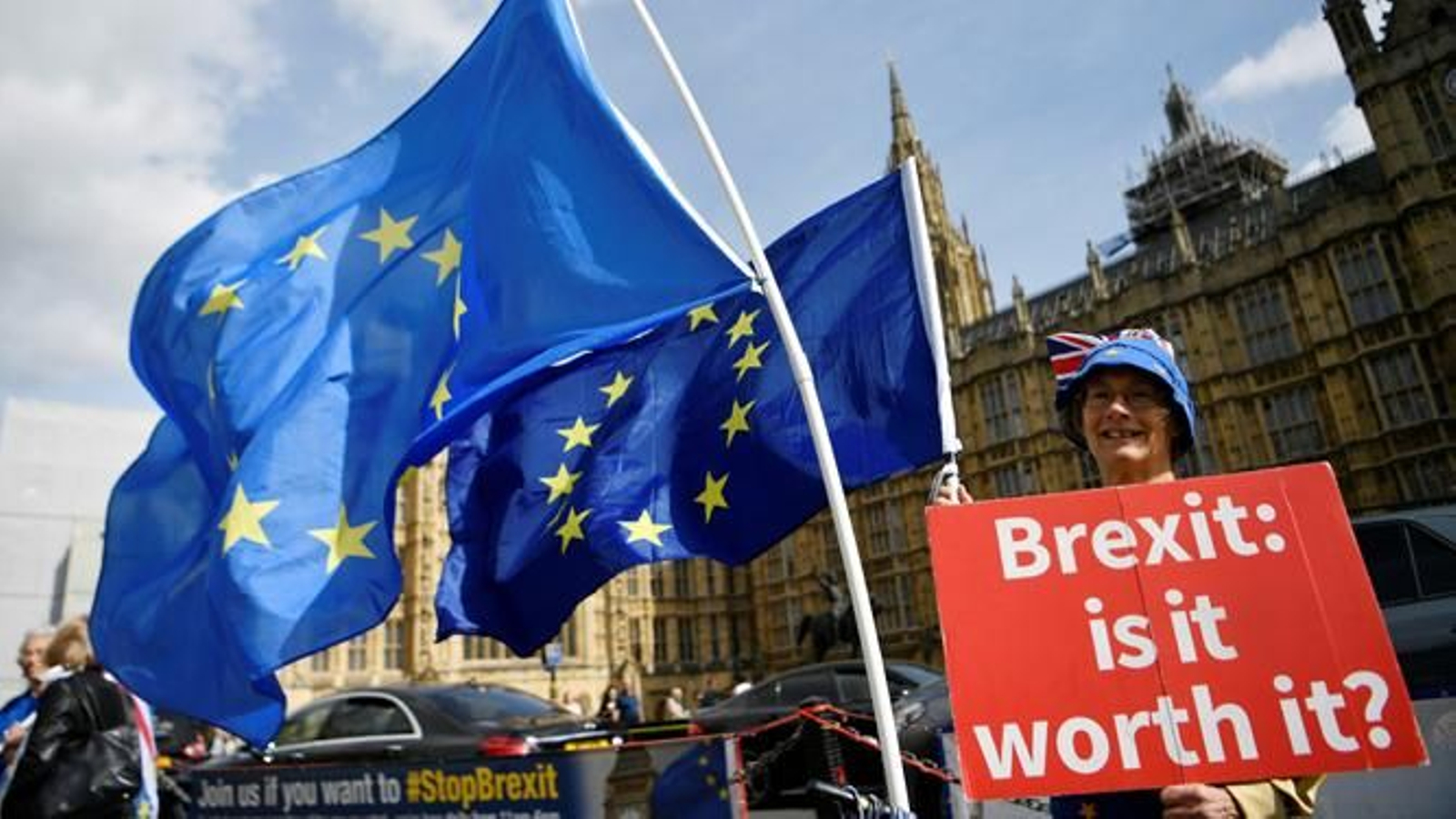 Una activista contra el 'brexit' protesta en Londres frente al Palacio de Westminster.