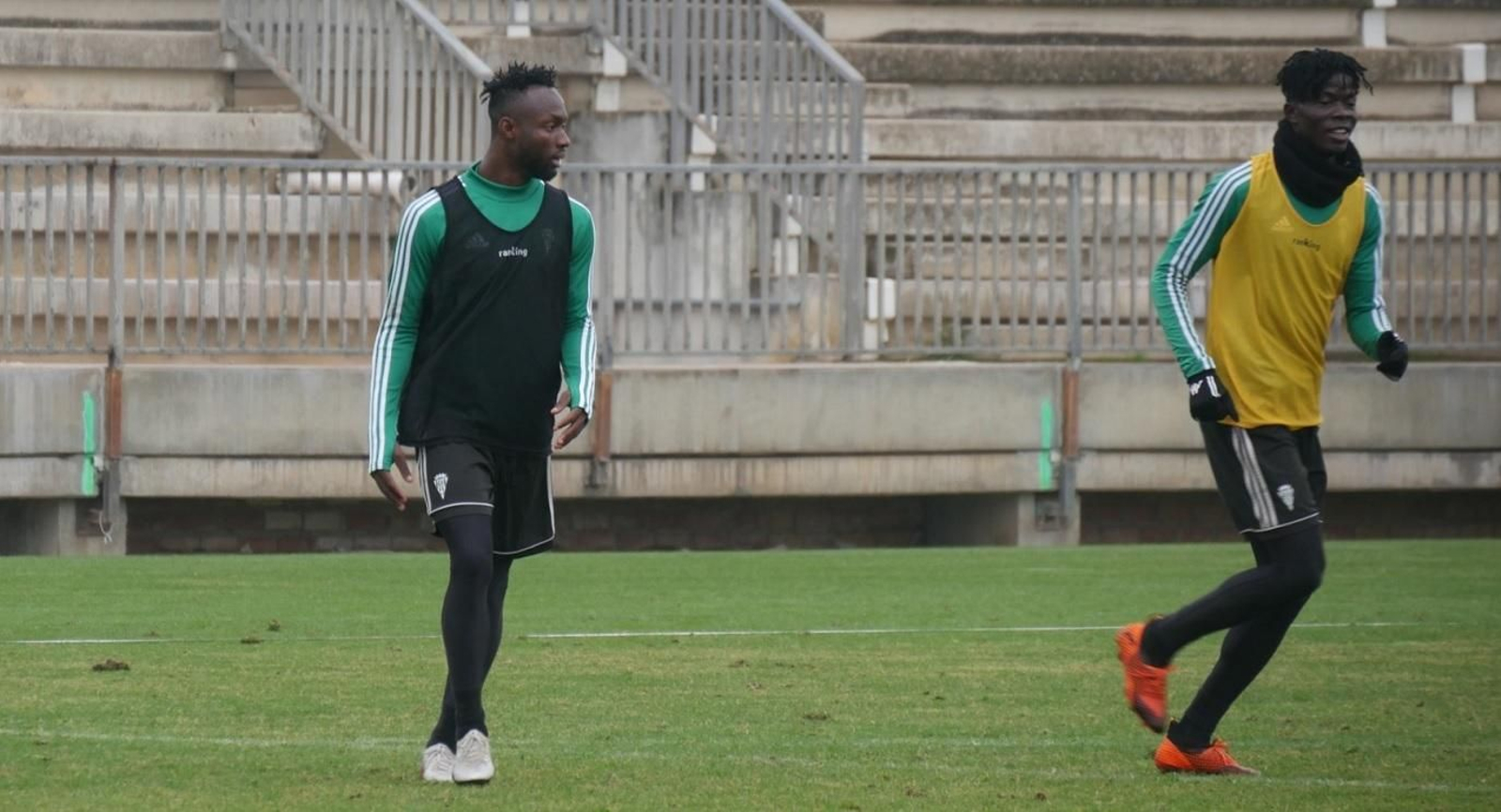 Owusu, a la izquierda, junto a Djetei en el entrenamiento de este jueves.