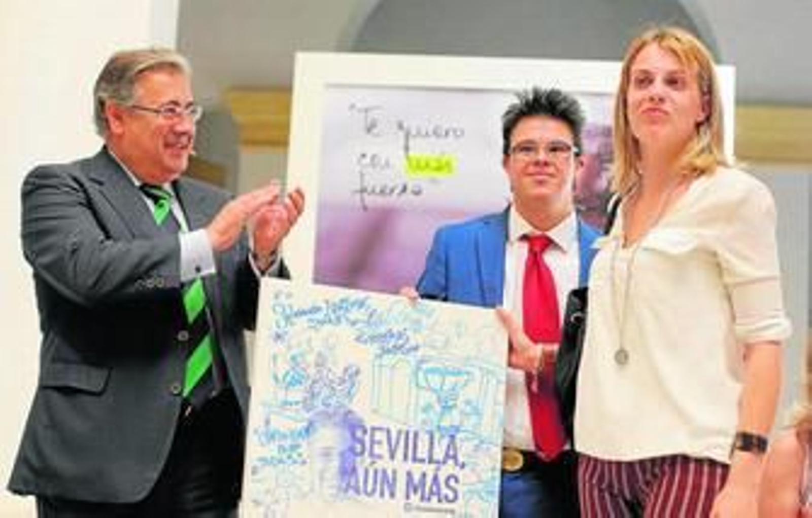 Zoido posa con representantes de varias asociaciones que acudieron ayer al acto en la Fundación Madariaga.