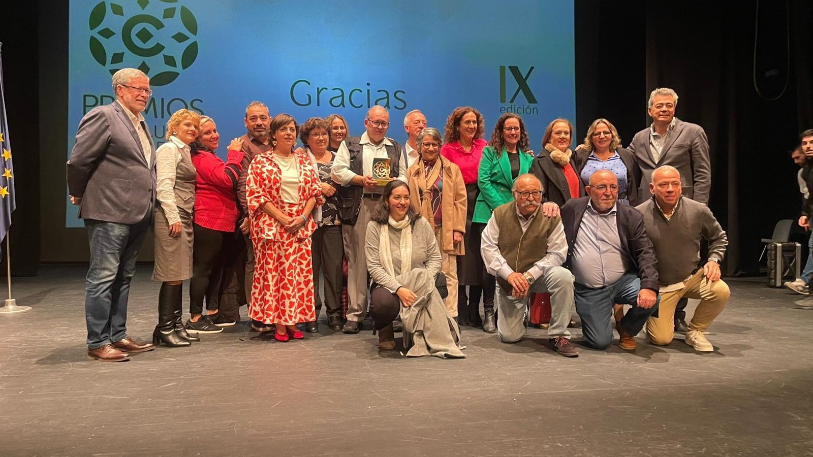 Rafael Domínguez con su familia y compañeros. De Izquierda a derecha: Valentín, Vivania, Raquel, Yolanda, Ángel, Carmen, Esther, Ángeles, Gonzalo, Nuria, Julia, Joaquina, Micaela, José Ramon. De rodilla: Tania, José Antonio, Juan Luis y Jesús.