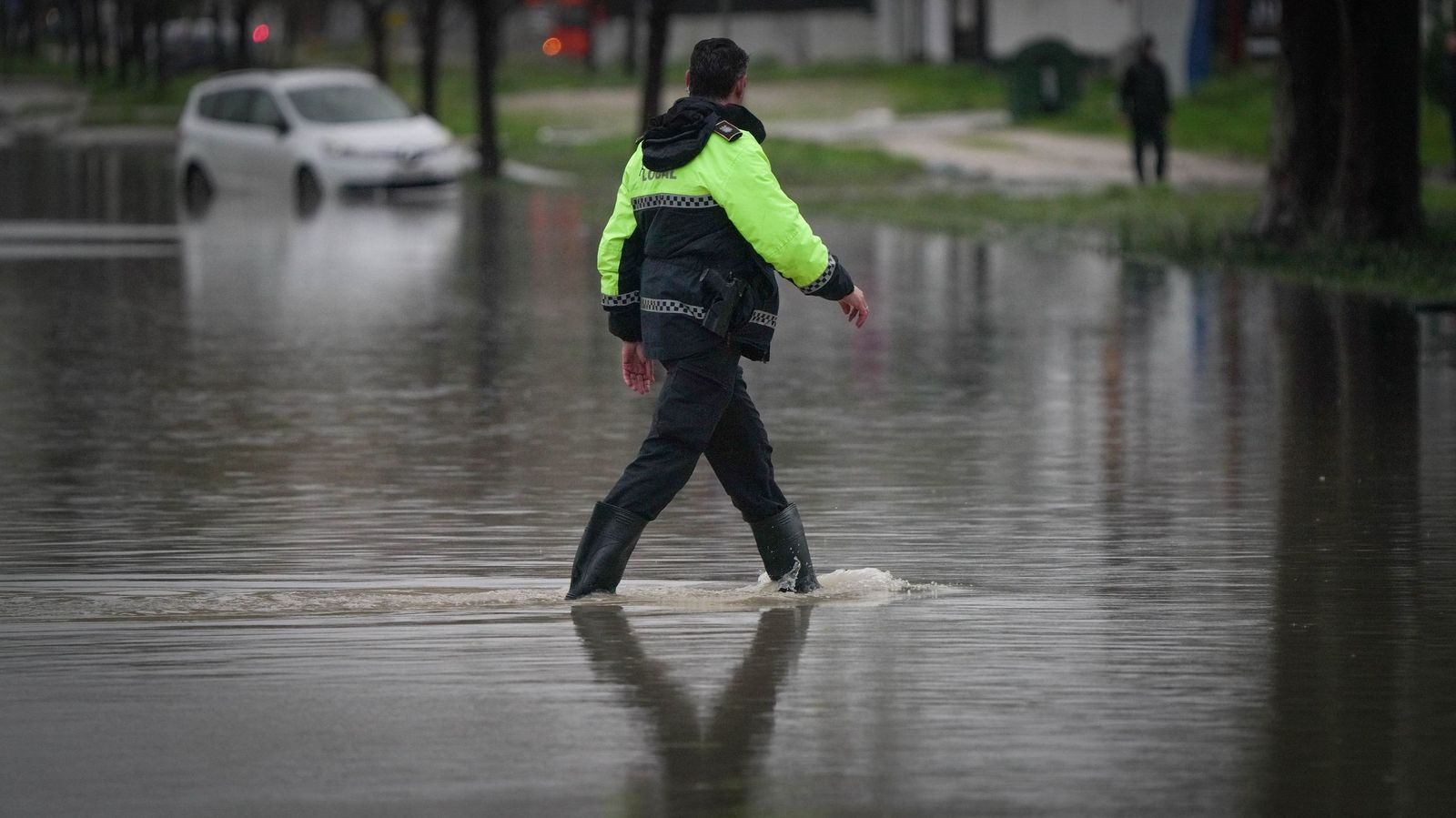Un agente de Policía Local, en un anegado polígono El Portal.