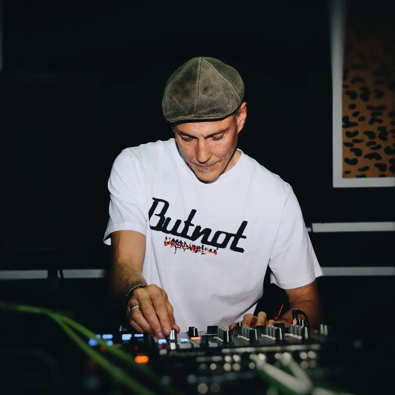 Sergio Linares, propietario del Palo Santo, en una de sus actuaciones.