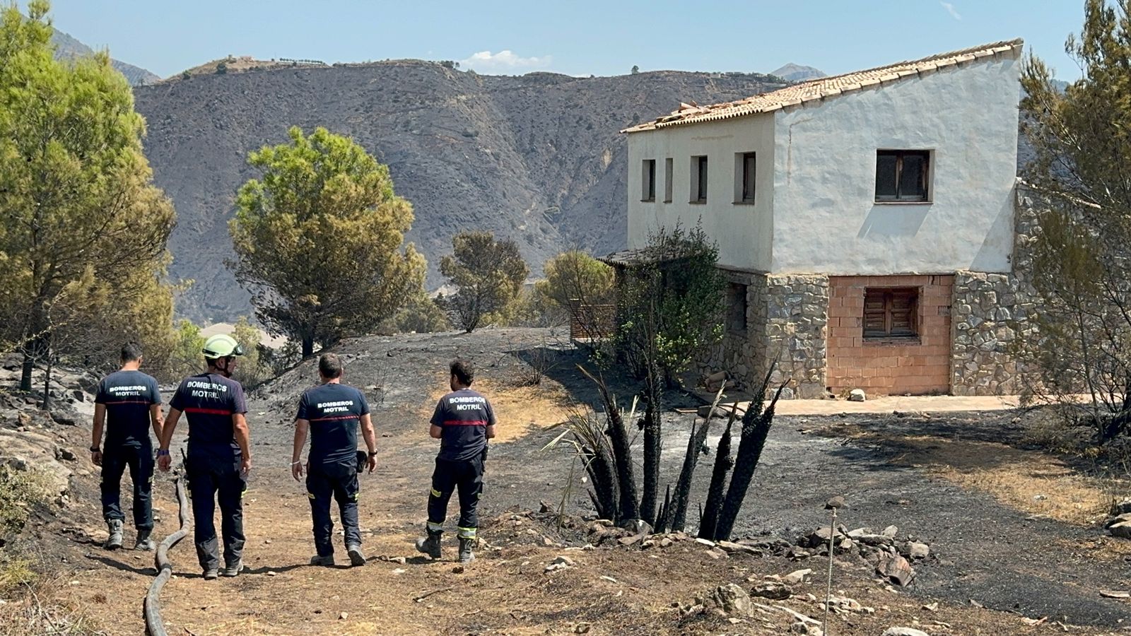 El trabajo para controlar el incendio de Almuñécar, en imágenes