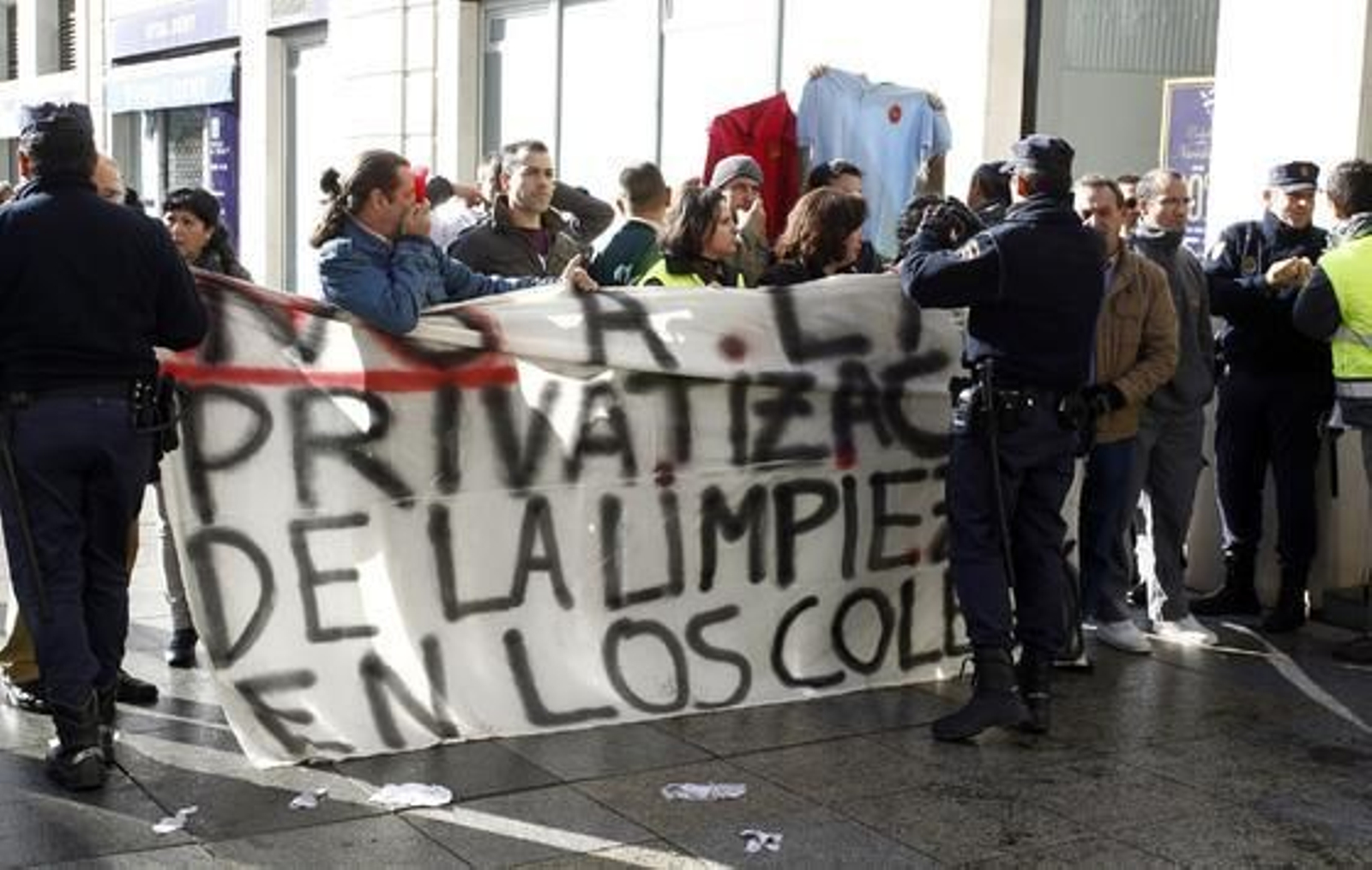 El alcalde inaugura el reformado mercado de la Encarnación. / Antonio Pizarro