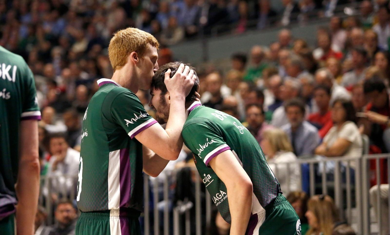 Alberto Díaz besa a Darío Brizuela en el partido contra Morabanc Andorra