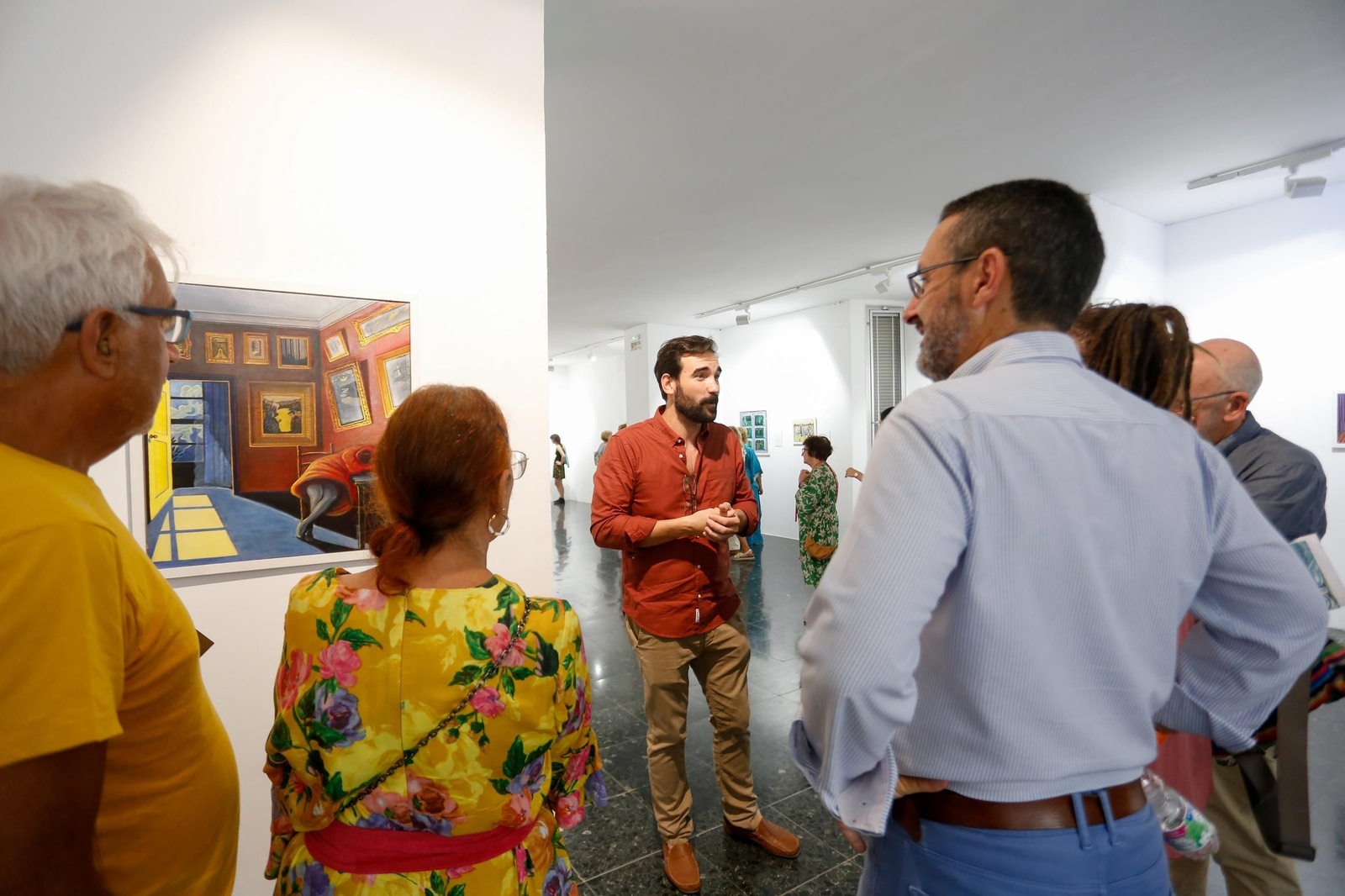 Las fotos de la exposición "Pasen y lean" de Enríque Martínez en la Casa de la Cultura de La Línea