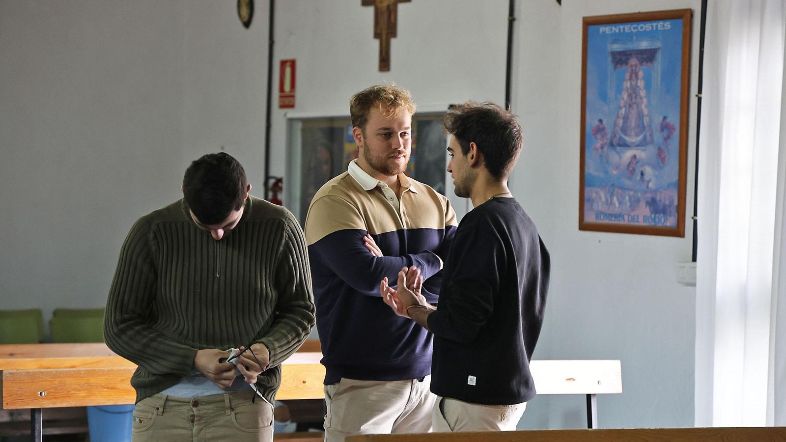Jóvenes en la capilla de la UHU.