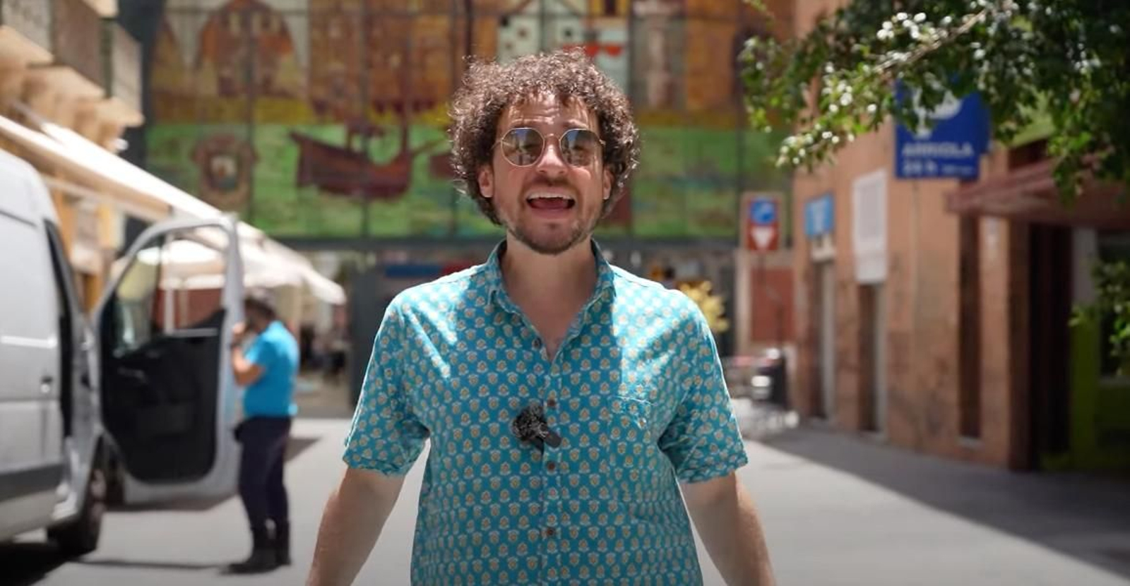 Luisito Comunica, antes de entrar al Mercado de Atarazanas.