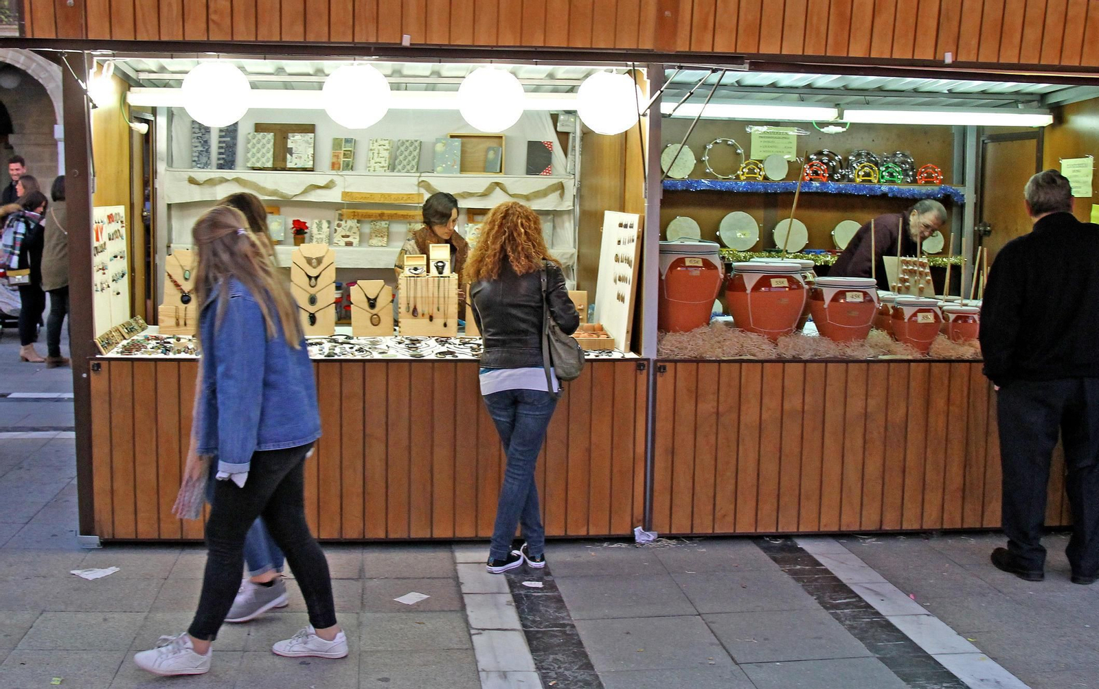 Uno de los puestos del mercadillo navideño de la plaza del Arenal.