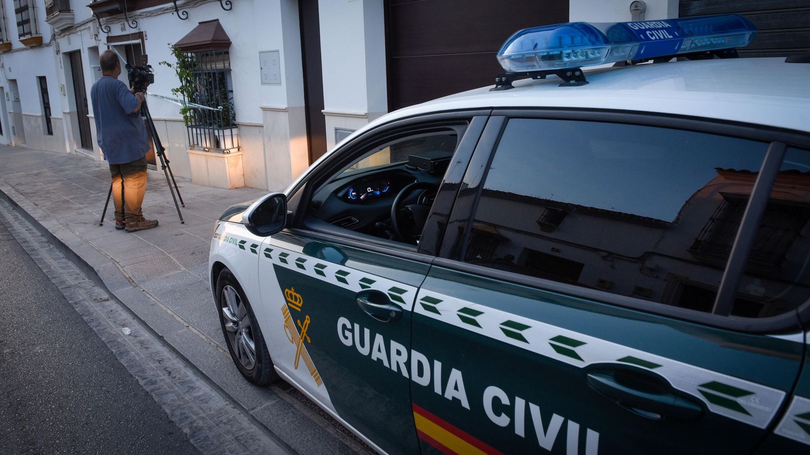 El patrullero de la Guardia Civil, en la puerta de la casa.