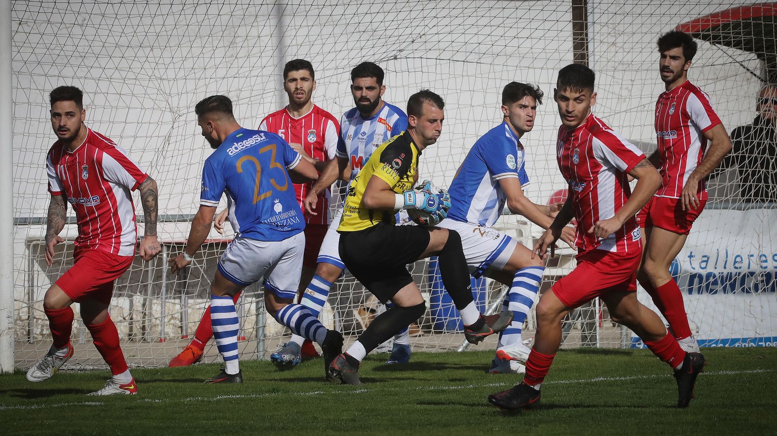 Melli, portero del Viso, se hace con el balón ante los locales Parra y Juli Pendín. / MIGUEL ÁNGEL GONZÁLEZ