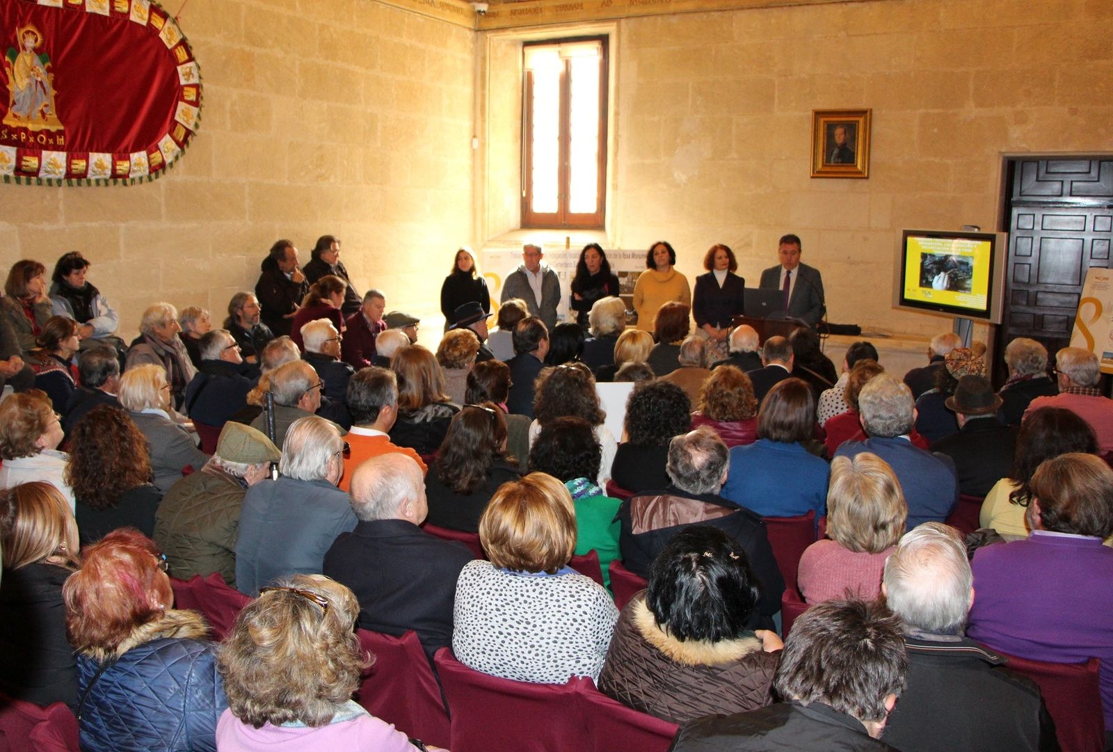 El alcalde, durante la rueda de prensa ante los familiares de represaliados.