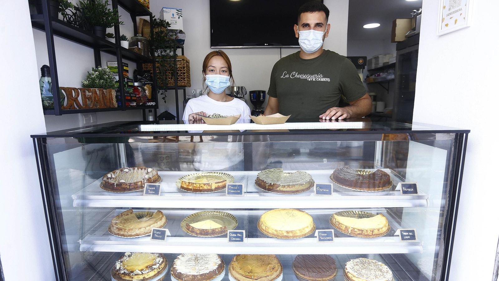 En el expositor, una muestra de los 19 tipos de tartas que tienen En el expositor, una muestra de los 19 tipos de tartas que tienen
