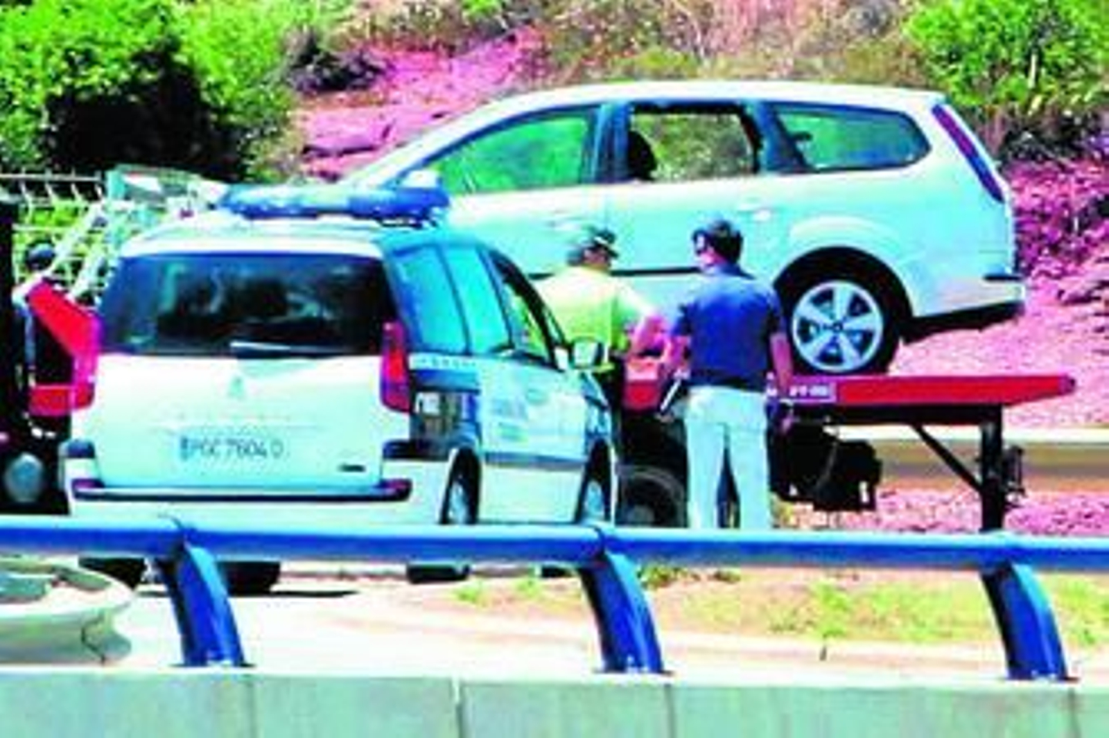 Una grúa retira el vehículo cargado de explosivos abandonado por ETA a escasos metros de la frontera.