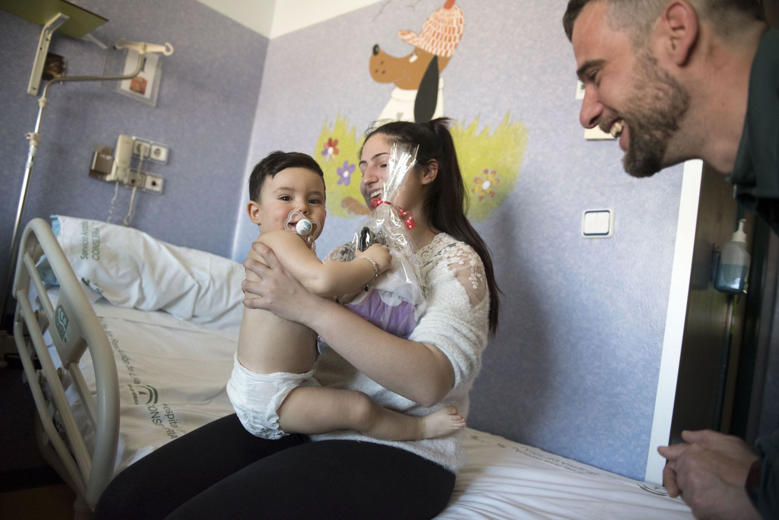 Las Fuerzas de Seguridad visitan a los menores ingresados en el Hospital Materno Infantil