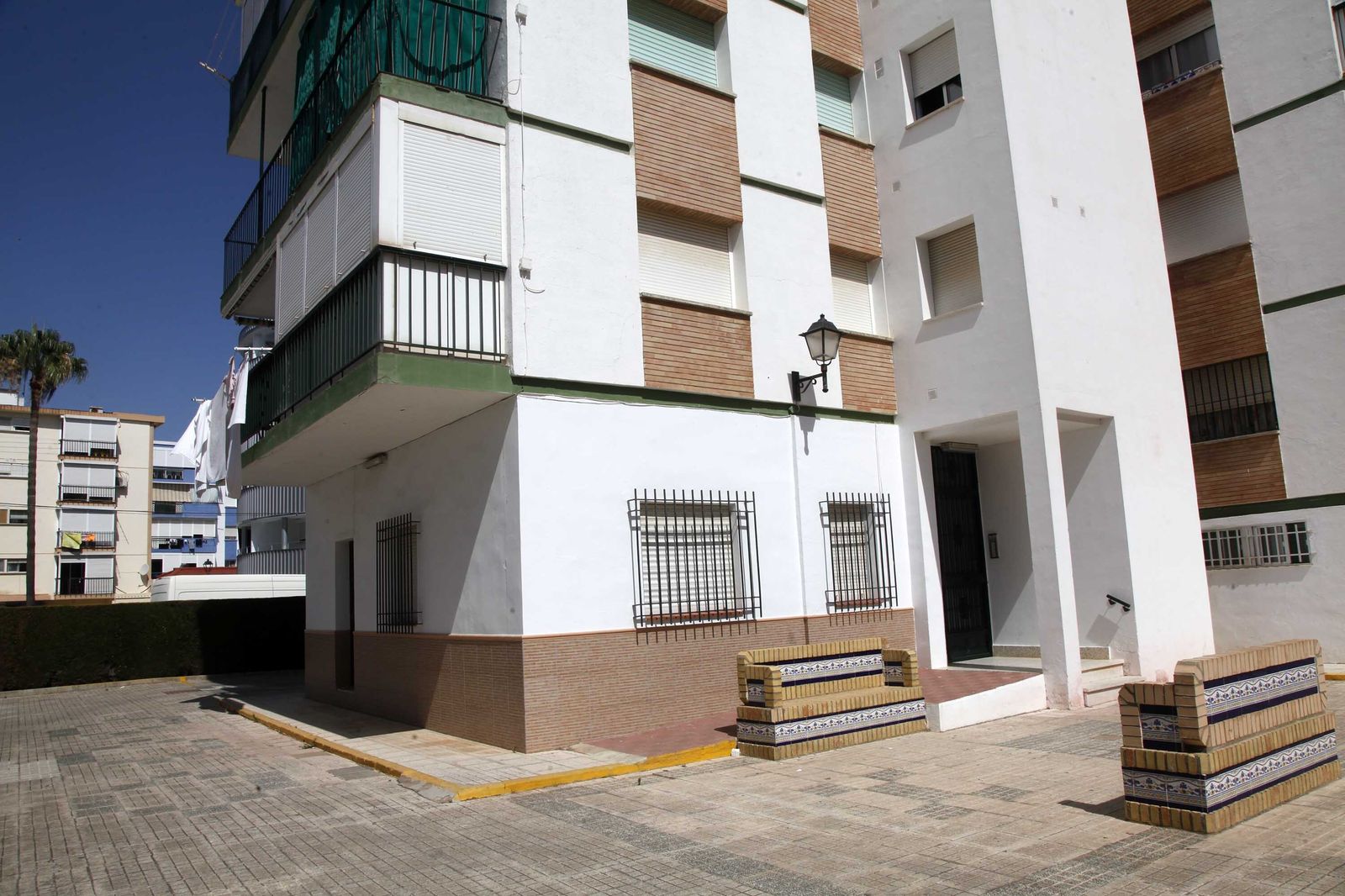 El balcón y el portal donde se produjeron los hechos el pasado mes de julio, en La Antilla.