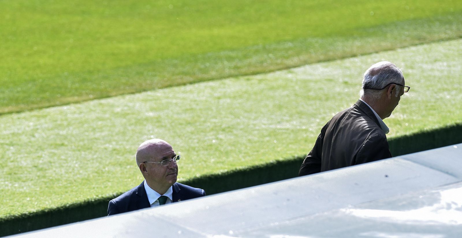 Dendoncker persigue a Lamela en un duelo ante el Tottenham.