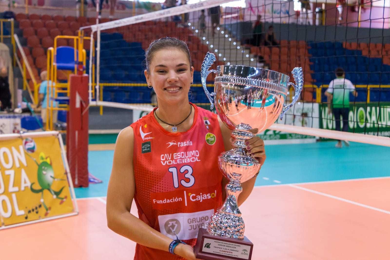 Alba posa con la Copa Andalucía, conquistada por el Cajasol Juvasa el pasado mes de septiembre.