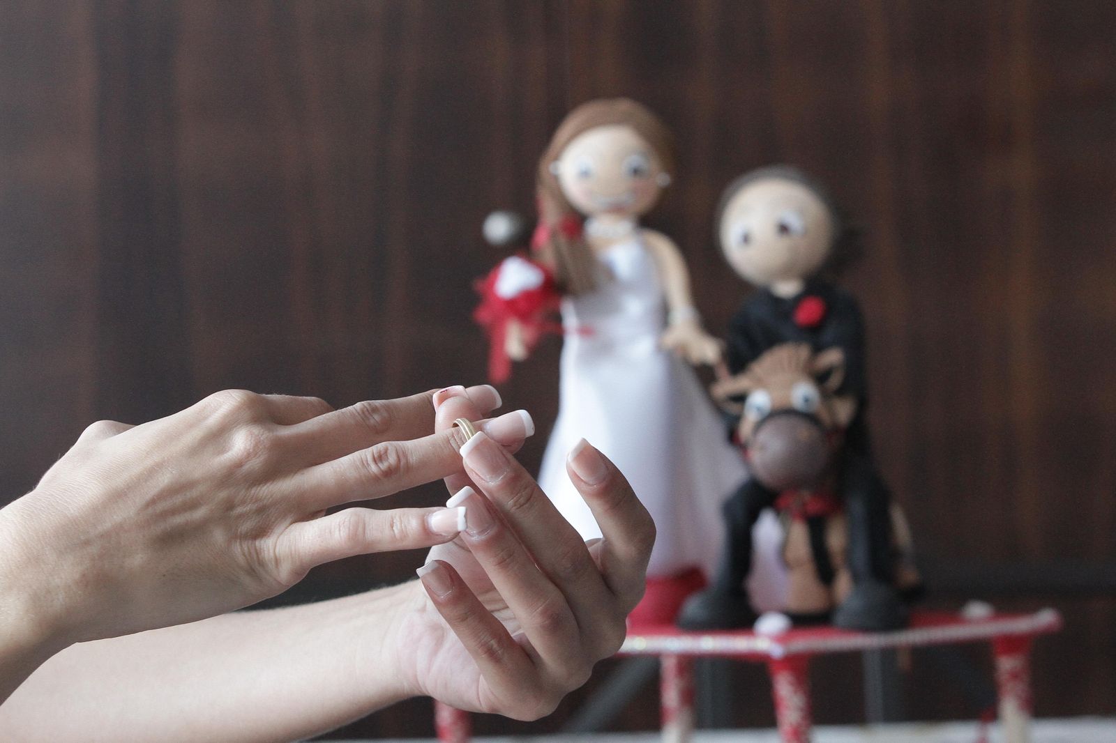 Una mujer se deshace de su anillo matrimonial.