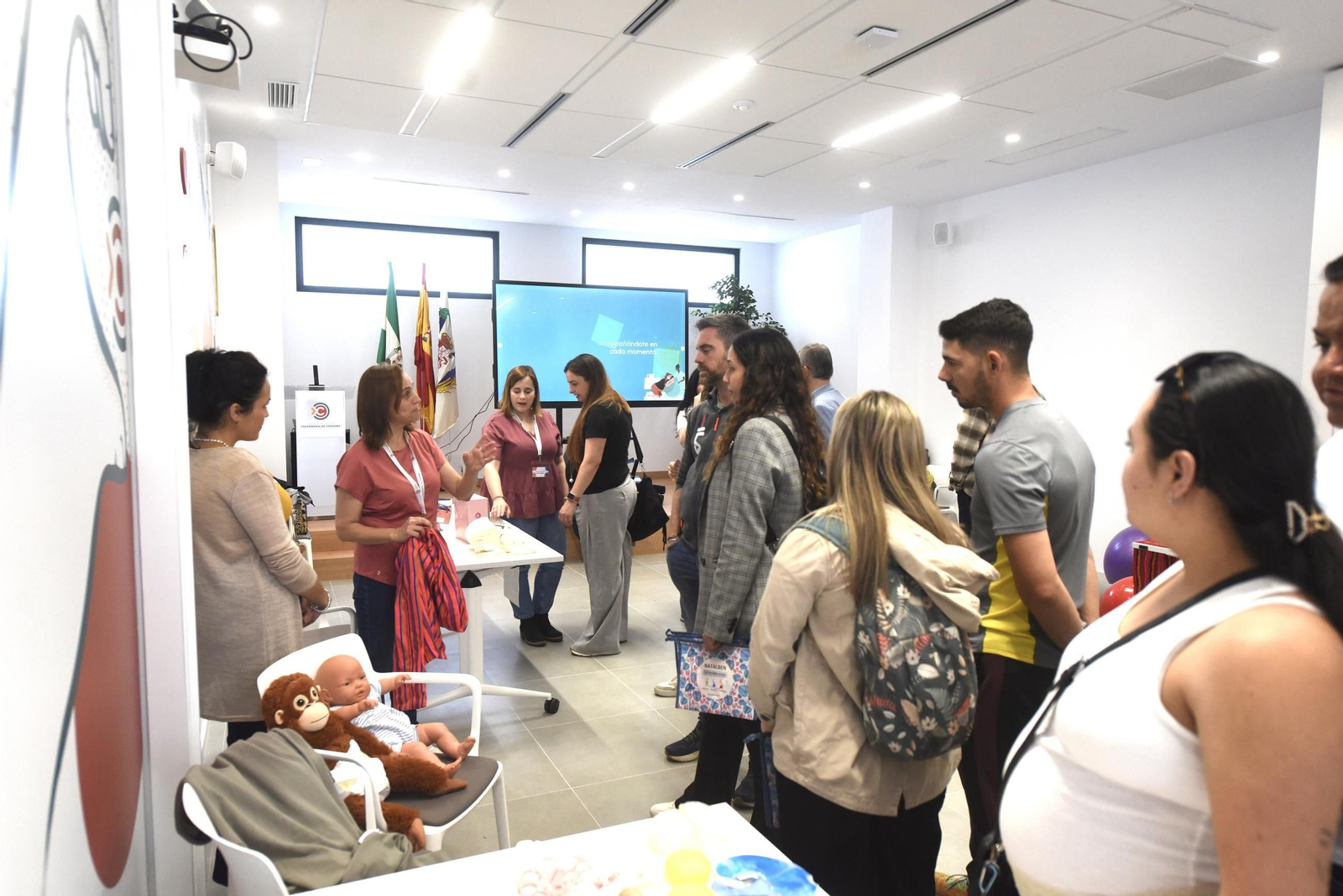 Córdoba celebra el Día de la Matrona con una sesión de 'belly painting'