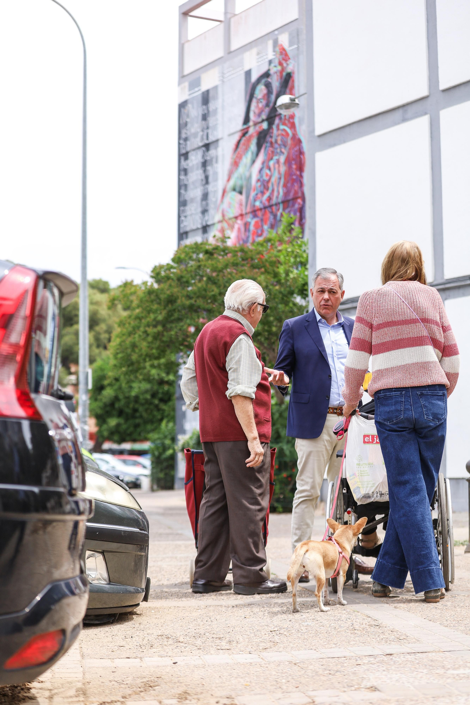 Sanz conversa con vecinos en el Polígono San Pablo.