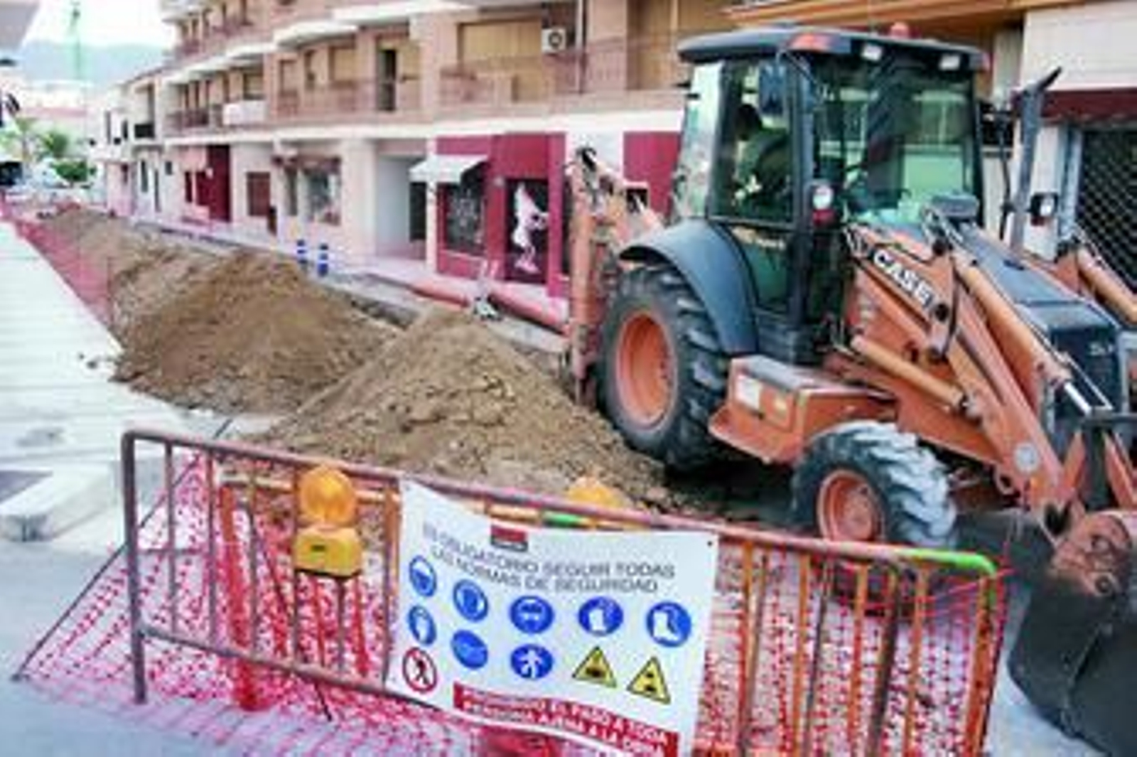Las obras de canalización han comenzado ya en la calle Granada.