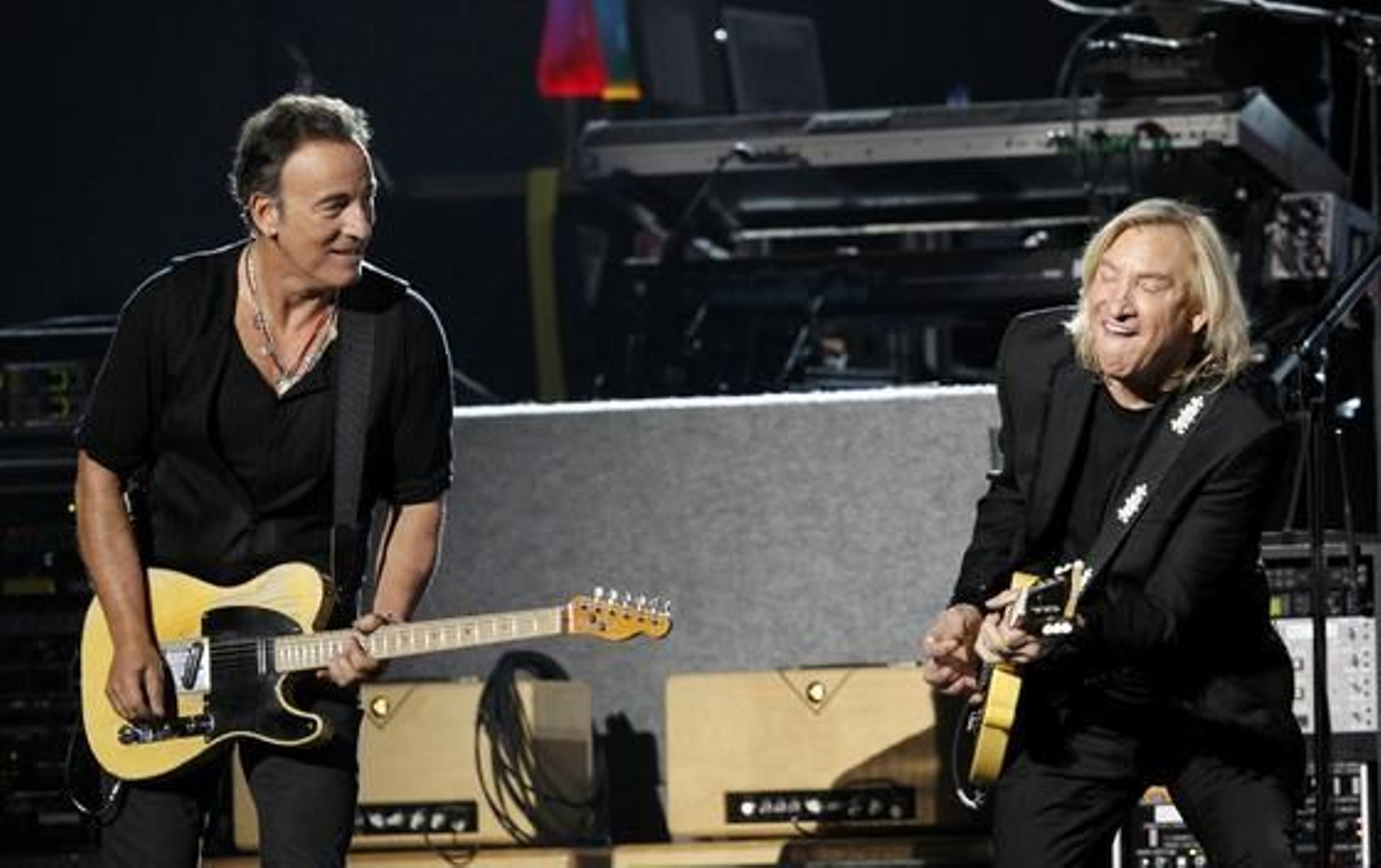 Bruce Springsteen y Joe Walsh, durante la actuación de Paul McCartney. / Reuters