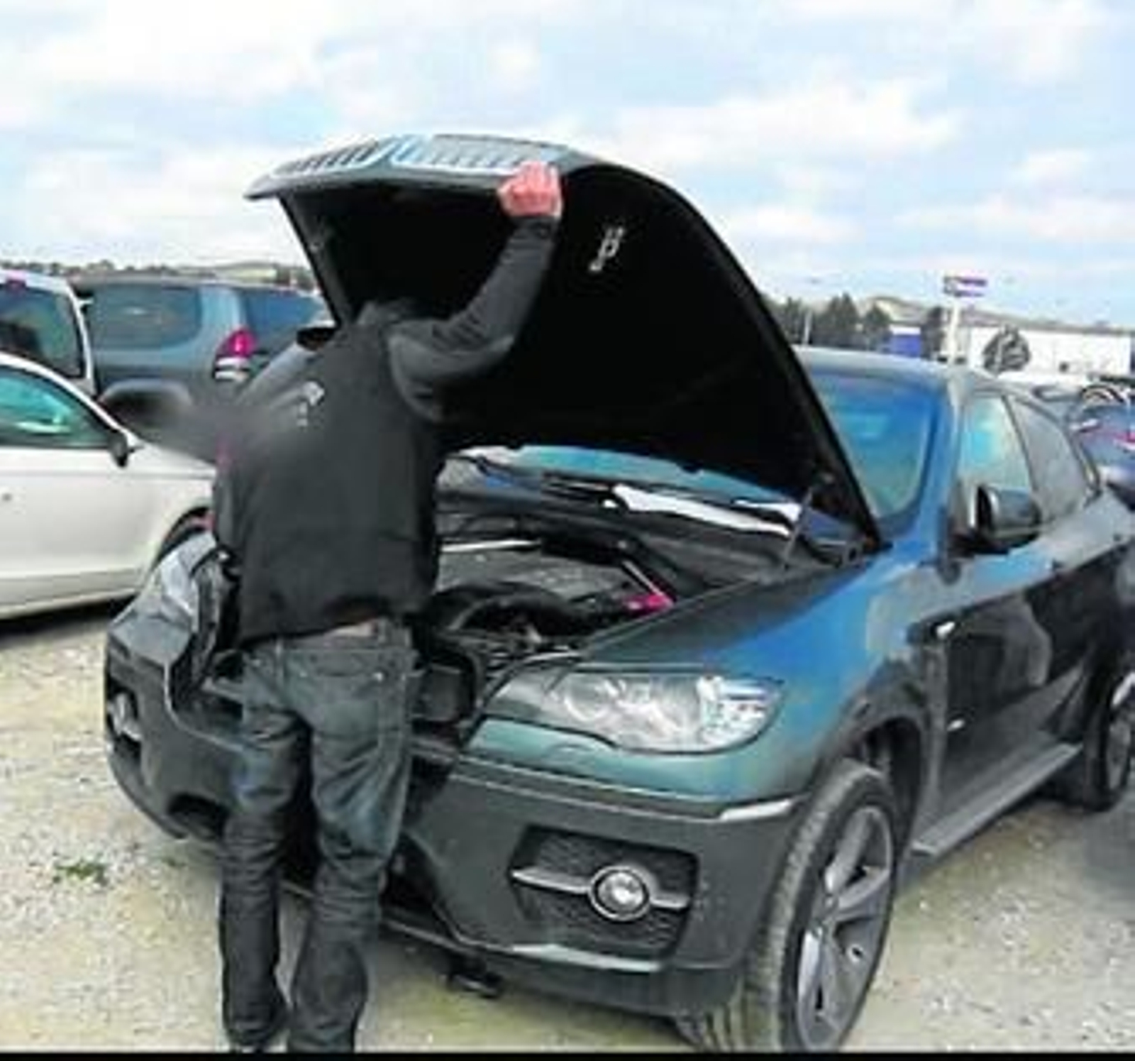 Un agente de la Guardia Civil inspecciona uno de los vehículos recuperados.