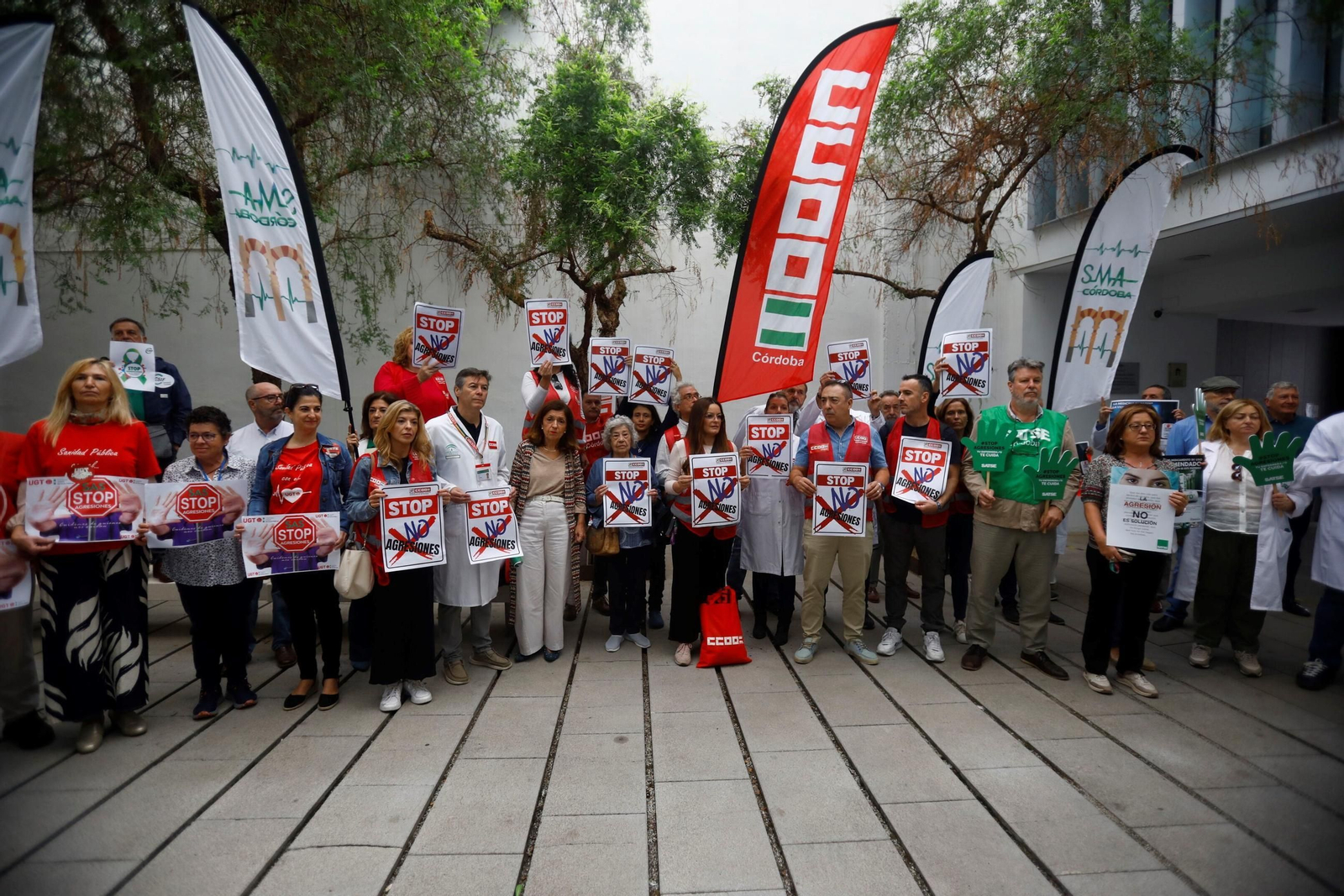 La concentración contra las agresiones al personal sanitario en el centro de salud Lucano