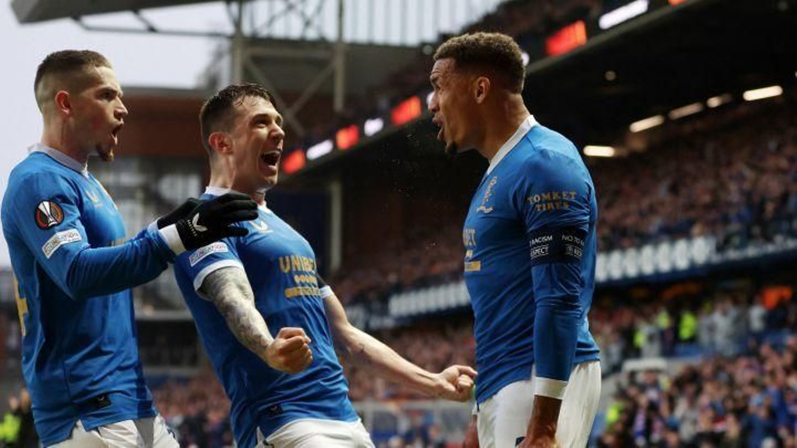 Los jugadores del Rangers celebran uno de los goles en las semifinales.