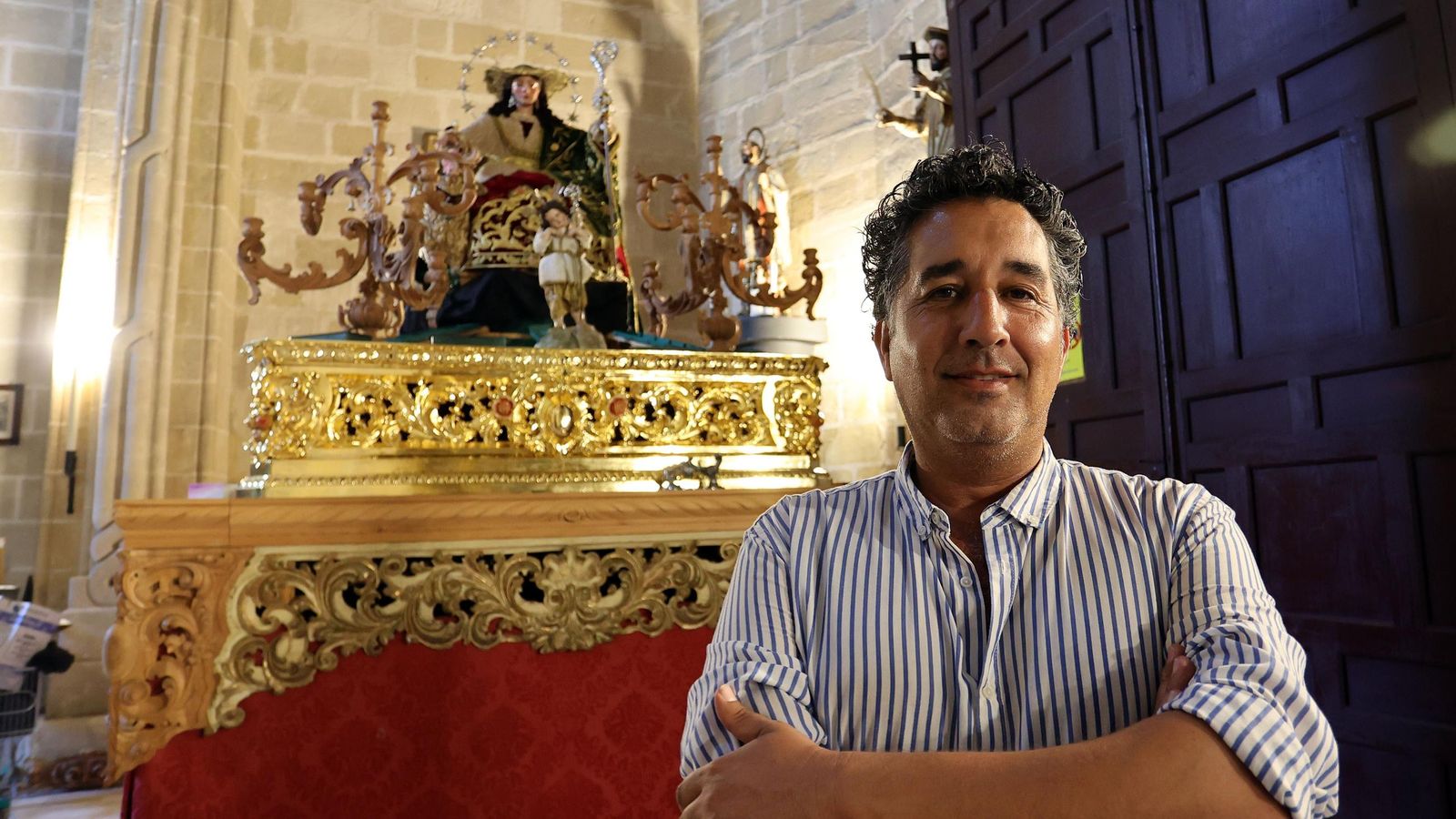 Ángel Sáez, frente al paso de la Pastora de San Dionisio.