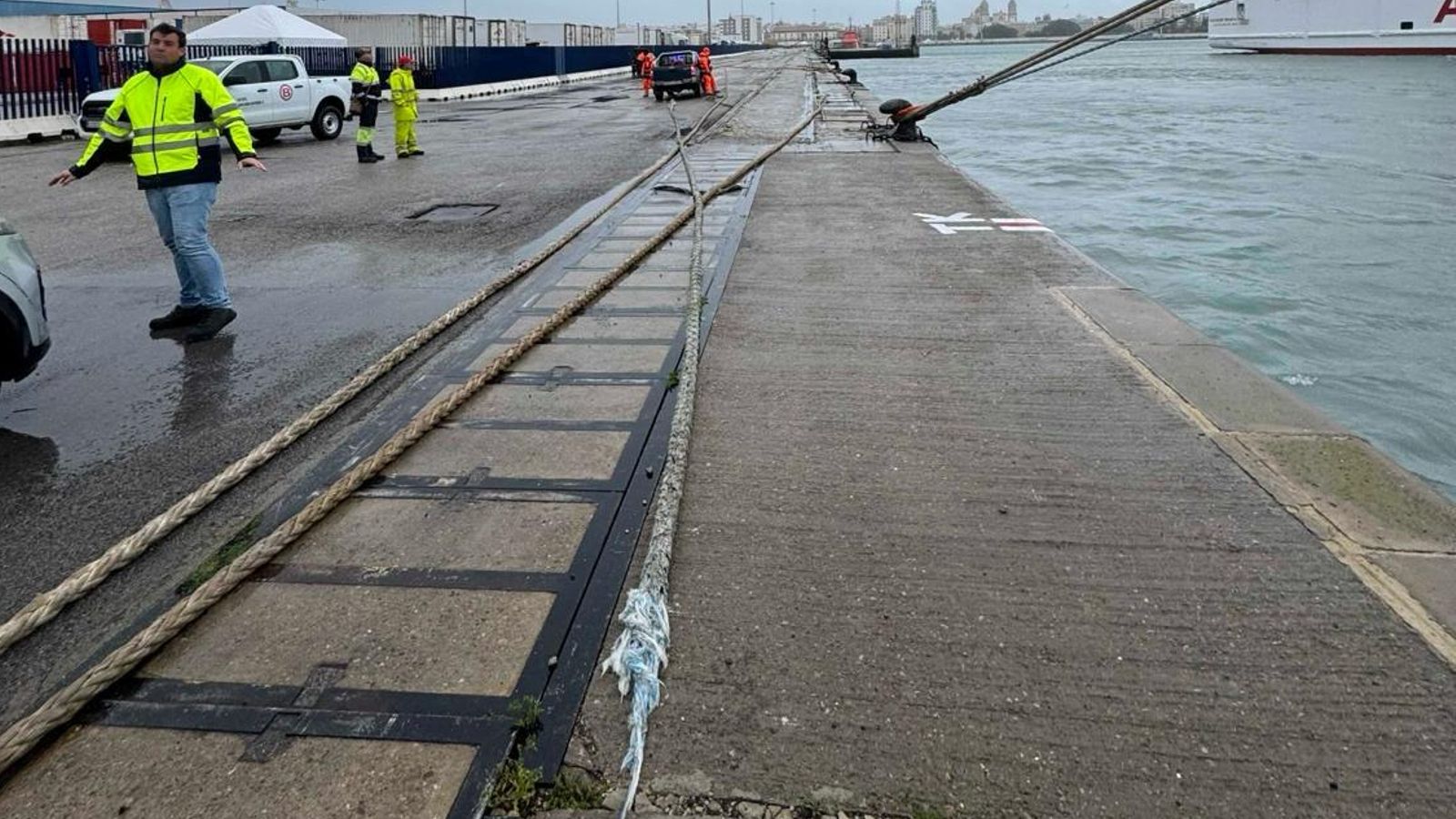 En primer término, uno de los cabos que se partió dejando así a la deriva a uno de los tres buques de Armas Trasmediterránea