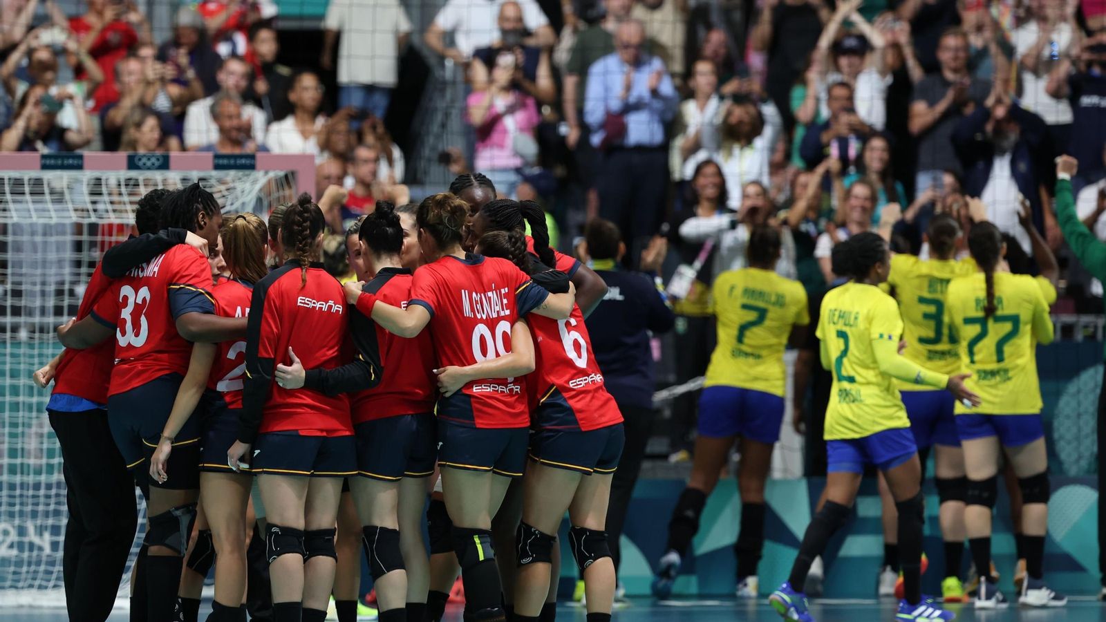 España hace piña en su debut tras la derrota.