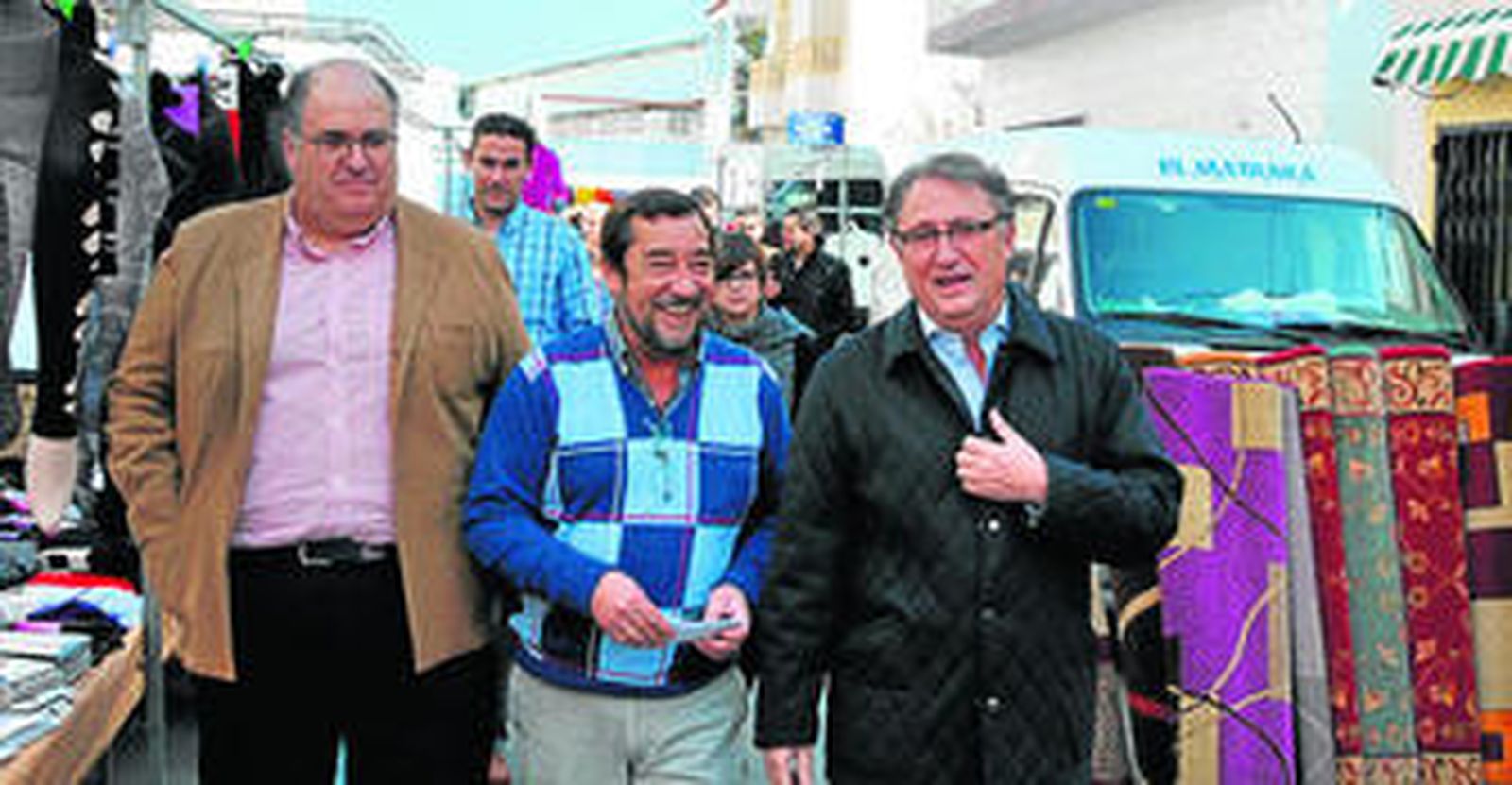 El candidato del PP de Carboneras, Salvador Alarcón, repartió folletos con sus propuestas acompañado por los senadores Gonzálvez y Caicedo.