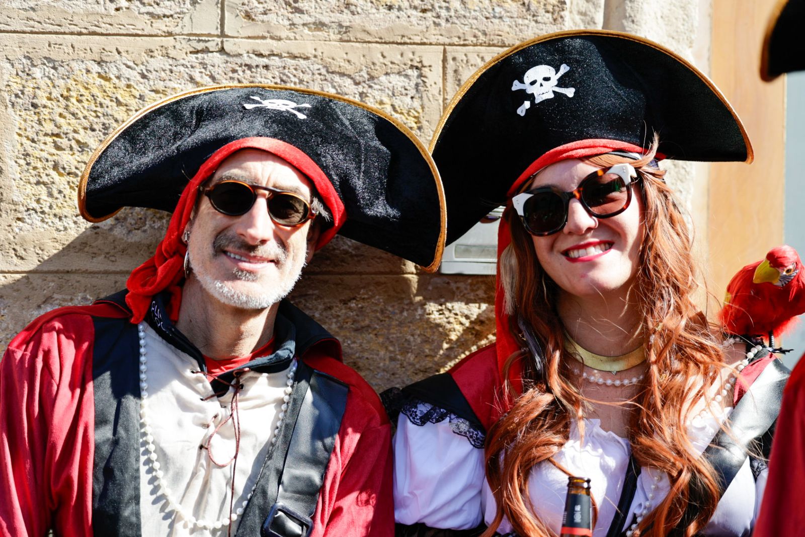 Así vive Cádiz su primer sábado de Carnaval: las imágenes de las batallas de copla y la fiesta en la calle