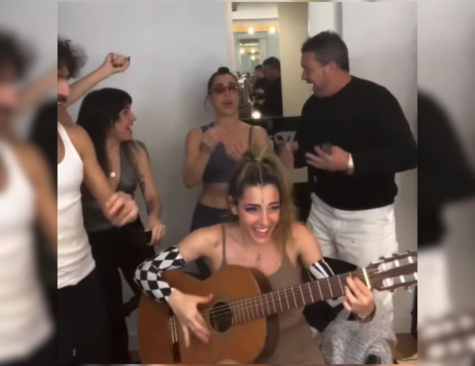 Antonio Banderas junto al alenco de 'Godspell', cantando un villancico.