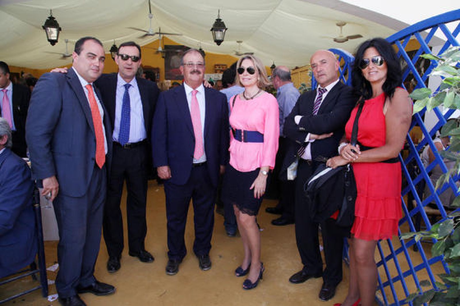 David Fernández junto a Juan Expósito, jefe de la Policía Autonómica en Cádiz y su mujer Mila Linares; el comisario Andrés Garrido, José Ramón Santos y su esposa Elisa Gil de Montes.

Foto: Vanesa Lobo