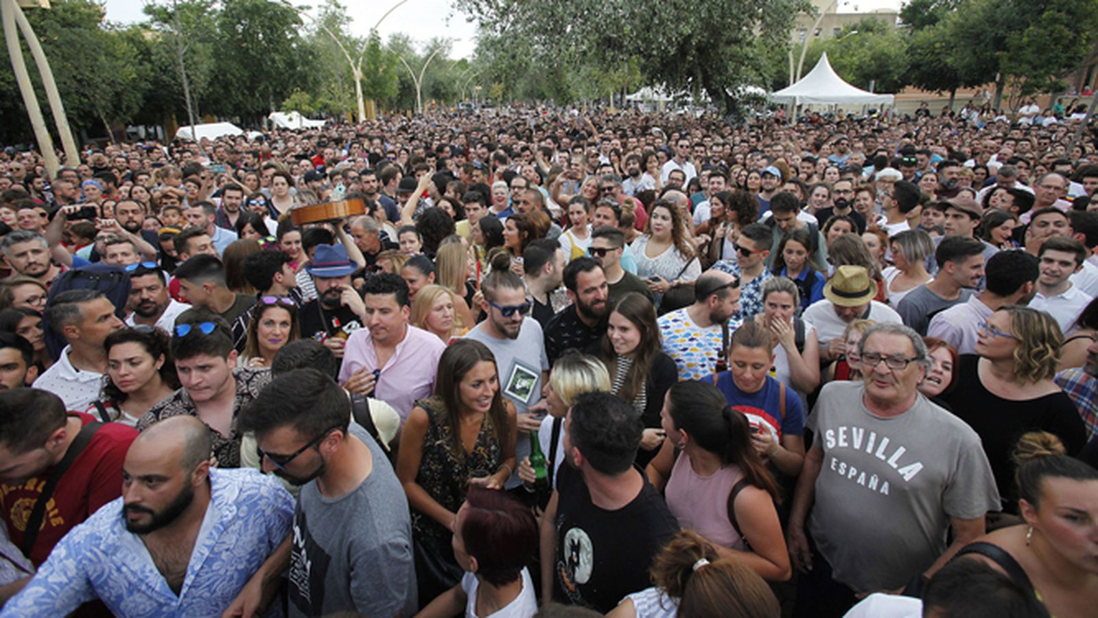 Homenaje espontáneo en la Alameda de Hércules, el pasado mes de mayo, al fallecido Juan Carlos Aragón.