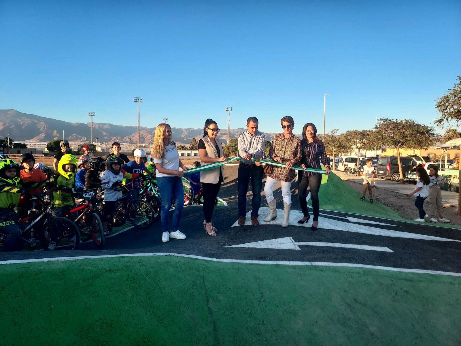 El alcalde y la edil de Juventud inauguran el Pumptrack junto a una multitud de niños en bicicleta.