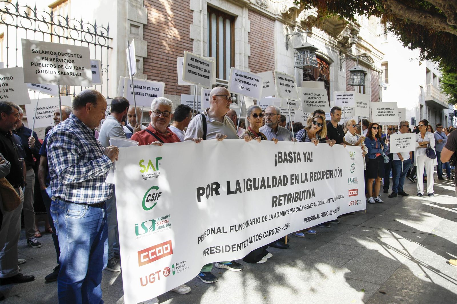 Las imágenes de la concentra para reclamar mejoras laborales para el personal funcionario de la Junta de Andalucía en Almería