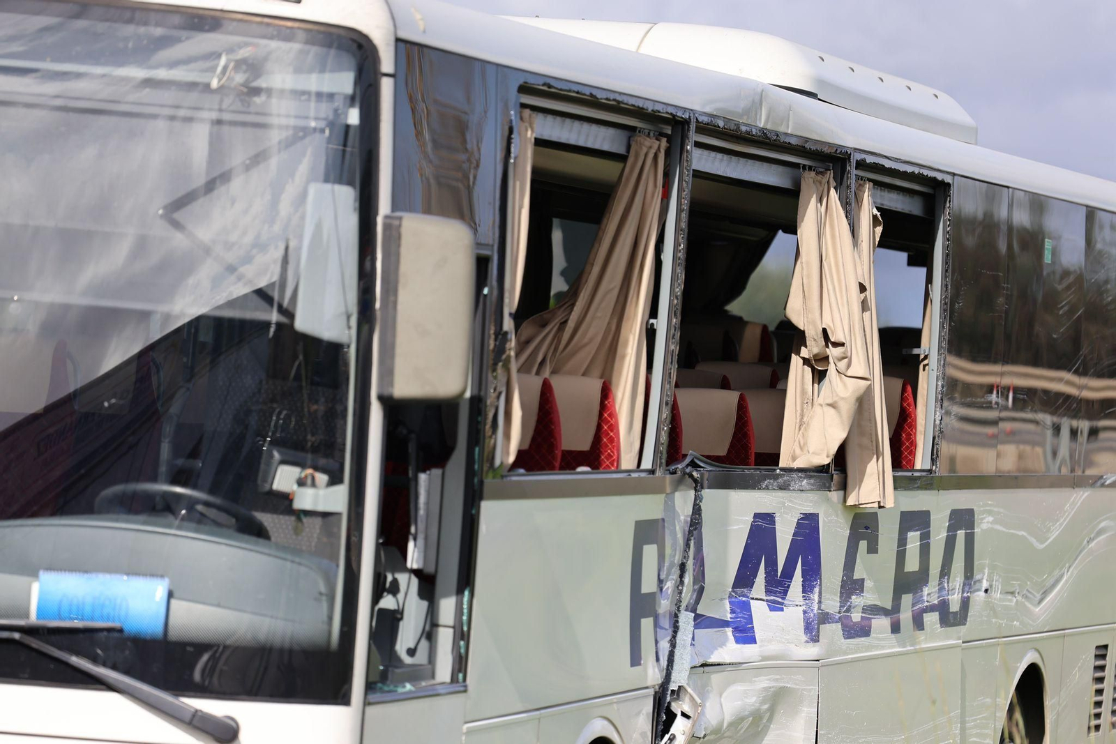 El accidente entre un autobús escolar y un camión en Gibraleón este jueves en imágenes